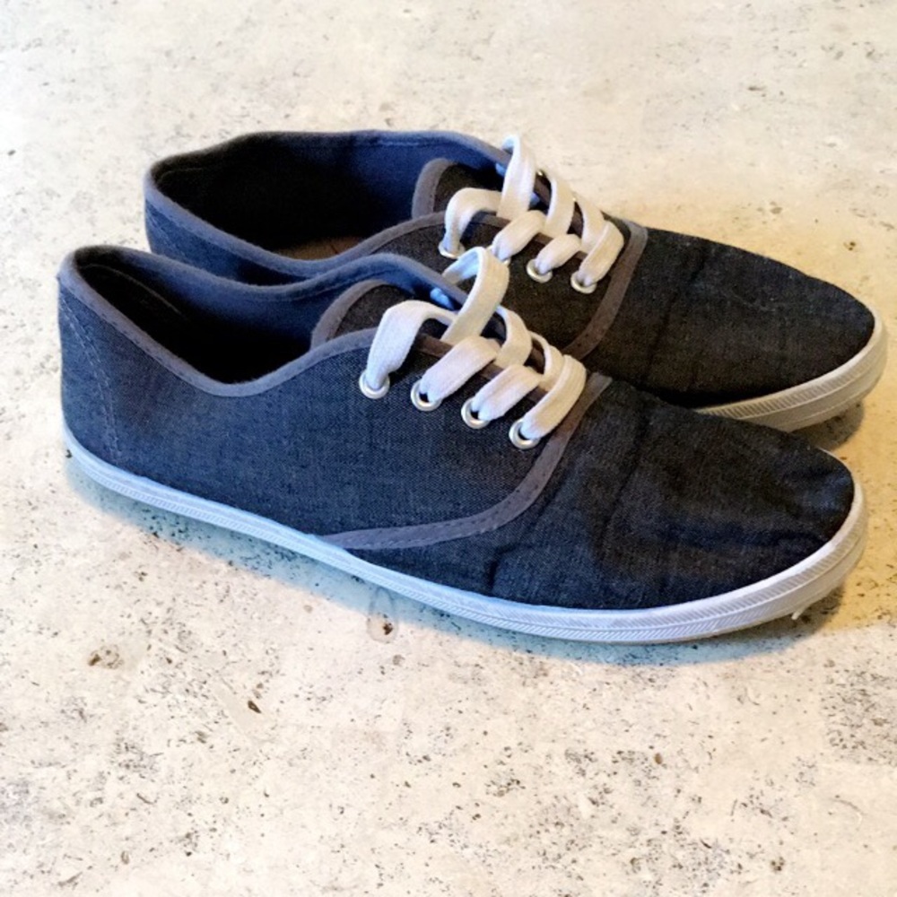 Boutique style casual navy blue shoes, size 6/7